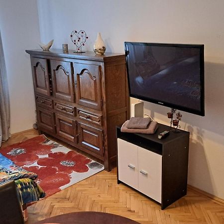 Lovely 1 Bedroom Apartment In City Centre, Sleeps 4 ! Turda Esterno foto
