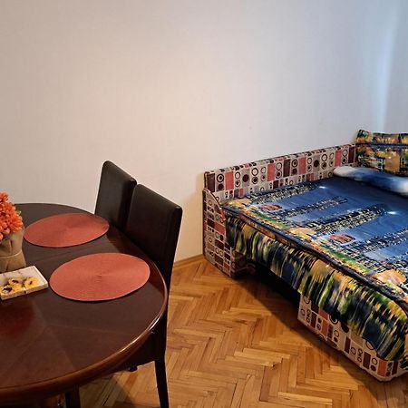 Lovely 1 Bedroom Apartment In City Centre, Sleeps 4 ! Turda Esterno foto