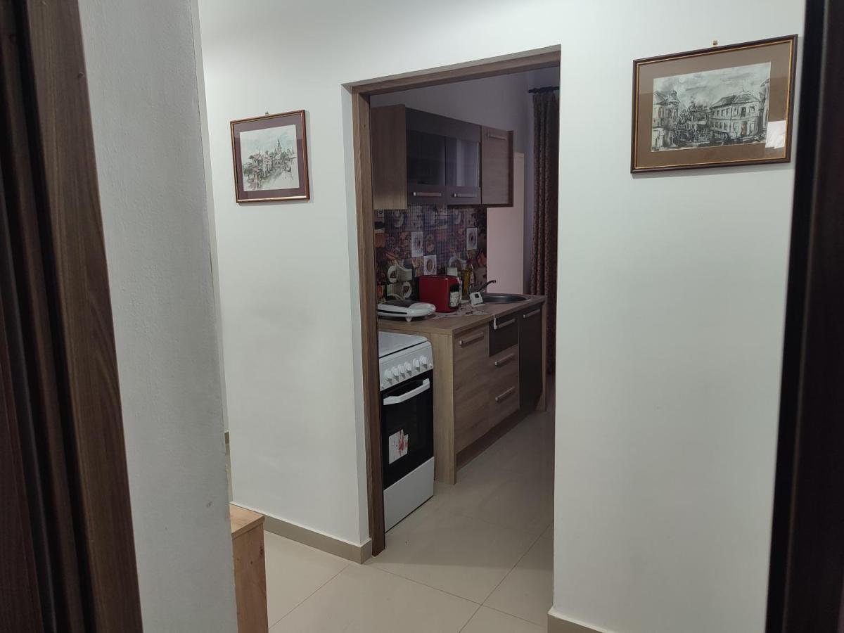 Lovely 1 Bedroom Apartment In City Centre, Sleeps 4 ! Turda Esterno foto