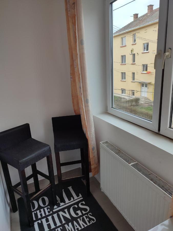 Lovely 1 Bedroom Apartment In City Centre, Sleeps 4 ! Turda Esterno foto