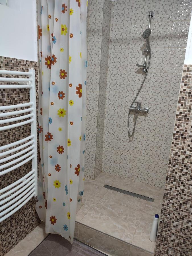 Lovely 1 Bedroom Apartment In City Centre, Sleeps 4 ! Turda Esterno foto