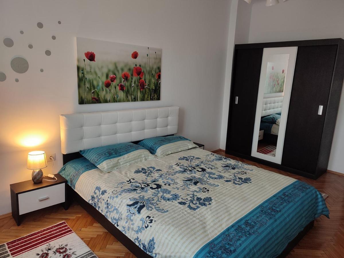 Lovely 1 Bedroom Apartment In City Centre, Sleeps 4 ! Turda Esterno foto