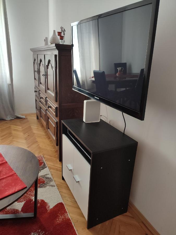 Lovely 1 Bedroom Apartment In City Centre, Sleeps 4 ! Turda Esterno foto