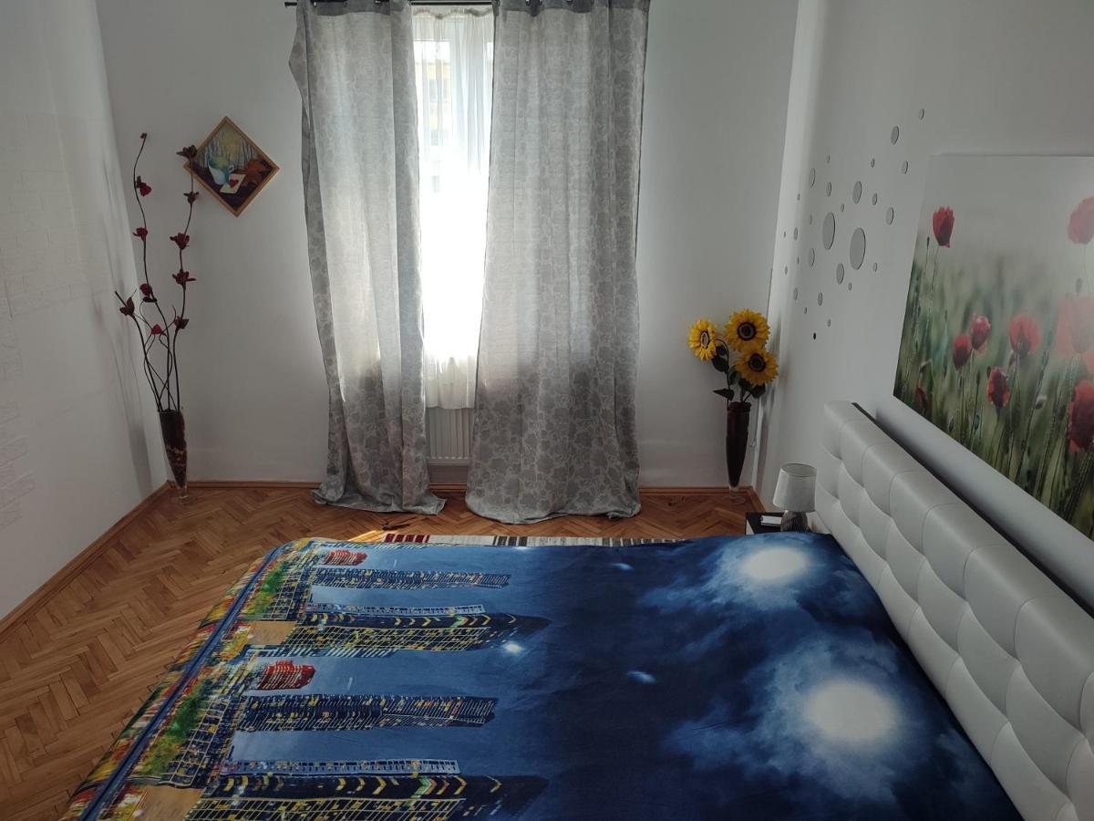 Lovely 1 Bedroom Apartment In City Centre, Sleeps 4 ! Turda Esterno foto