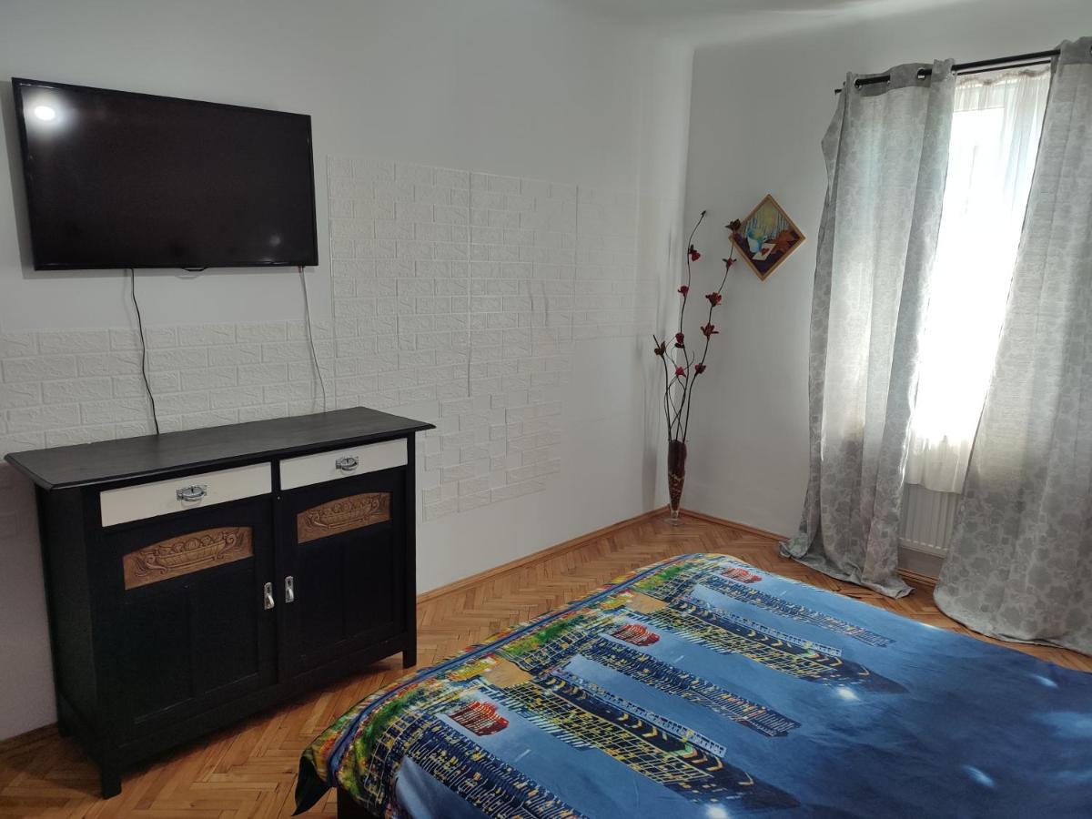 Lovely 1 Bedroom Apartment In City Centre, Sleeps 4 ! Turda Esterno foto
