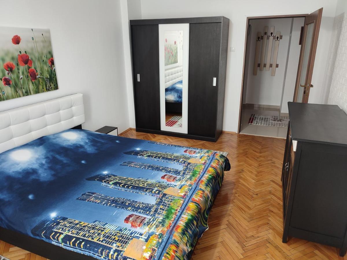 Lovely 1 Bedroom Apartment In City Centre, Sleeps 4 ! Turda Esterno foto
