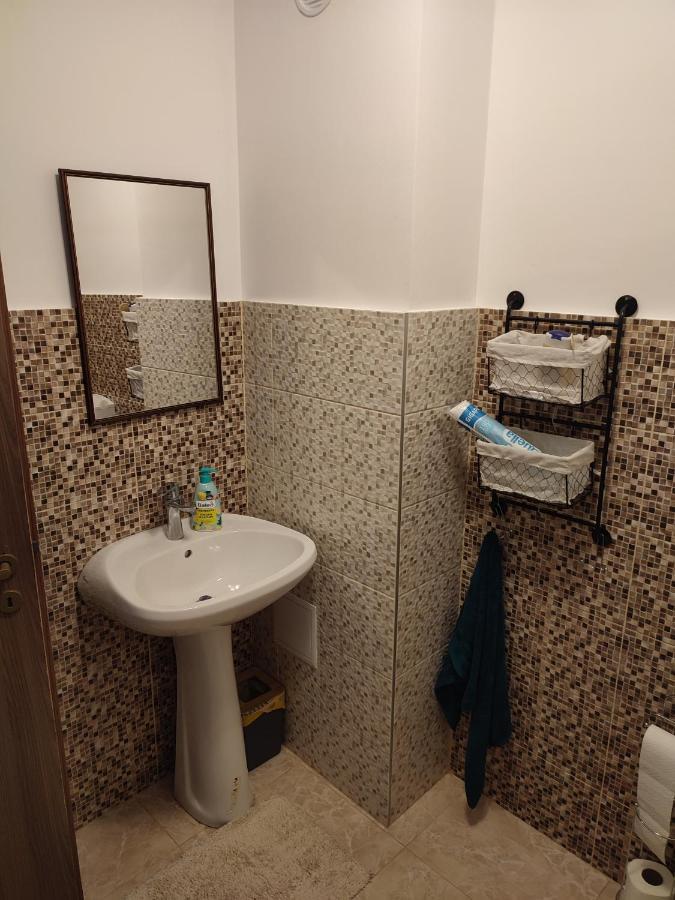 Lovely 1 Bedroom Apartment In City Centre, Sleeps 4 ! Turda Esterno foto