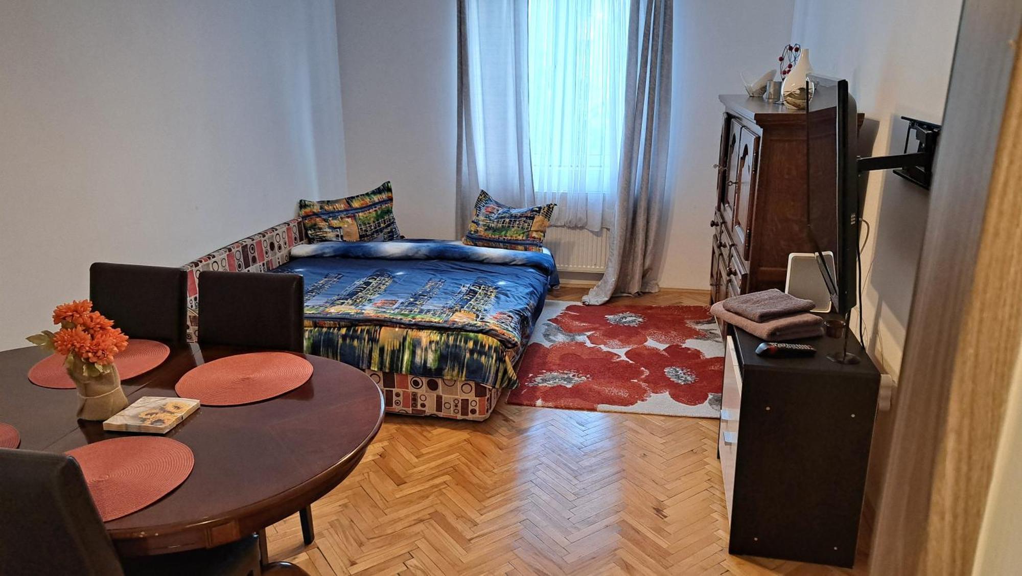Lovely 1 Bedroom Apartment In City Centre, Sleeps 4 ! Turda Esterno foto